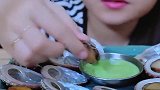 看看美女怎么吃鲍鱼，一口一个，吃得真香
