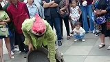 街头看见小伙平衡术玩的堪称一绝，高手在民间啊！
