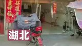 女子刚说房子有裂缝，下一秒房子塌了，这幸好发生在白天