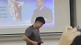 男生上课时被老师邀请上台展示肌肉