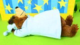 玛莎和熊玩具拆箱：大棕熊米沙的睡衣能在黑暗情况下发出绿色荧光