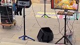 大叔在洞庭湖畔深情演唱