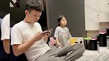萌娃非要跟爸爸抬杠，好了去不了了
