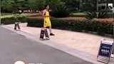 因工作两口子分居两地，孩子妈妈带孩子过来想给老公一个惊喜，没