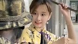 云南美女本以为是个假人，故意去动他的笛子，不料下一秒她懵了！
