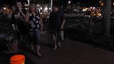 假扮草人故意吓路人，路人纷纷被吓一跳