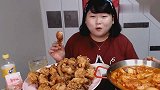 韩国胖妹做炸鸡吃，每天吃那么丰盛，脸又圆又胖