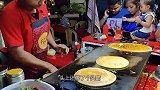 印度大哥卖“比萨饼”，5元一个不够卖，食客：荤素搭配真美味！