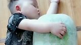 宝宝睡觉要抱着大冬瓜才能睡着，画面超有喜感，真逗