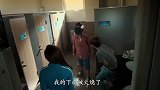 美女厕所送纸巾，推开门后，眼前一幕让她狂叫不止！