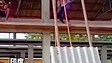 如何快速将石棉瓦送上房顶，国外小哥展示团队配合重要性