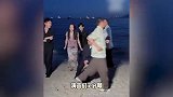 《狂野时代》海边群像大片，舒淇光脚踩水好松弛，和千玺ie分明