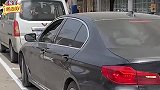 爆笑：小姐姐你可真牛，出门还自带停车位