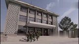 两个新兵因为看女兵，被留下罚站，引来了一个漂亮女兵围观，真逗