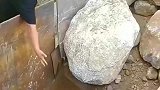 这机器也太厉害了，这么大的石头轻而易举的就给震碎了