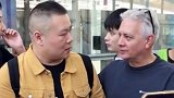 岳云鹏遭中国大妈和外国大叔强势合影 人气不输流量鲜肉