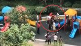 男子尾随中介进入小区 强抢小孩遭保安群众围堵