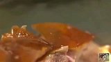 斩烧鹅是技术活，只是简单的几刀，就蕴含厨师几十年经验
