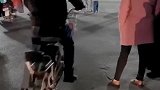 这么冷的天，还非要来接哥哥，没想到还被哥哥拎起来了
