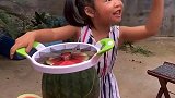 向往的童趣：妹妹能切动西瓜吗