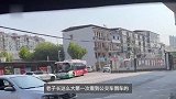 公交车迎面遇上萝卜快跑，面对无人驾驶被死死堵住去路，被迫连连后退