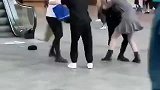 广场门口四个女人打架，这是什么剧情