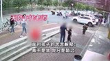 男孩疑路过午托班推下门，遭男老师当街追打踢跪在地，解释无果还被警告