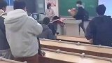 最后一节思政课，男生亲手做花送给最温柔的老师