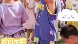 萌娃没注意一脚踩到同学，立马道歉用亲亲泯恩仇