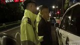 西安一宝马司机见警察竟当街撒腿就跑，弃车躲进小区......