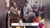 65岁毕福剑参加友人婚宴，大腹便便差点没认出，与黄宏老梁罕见同框