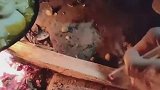 徒手拿火炭，这是个狠人