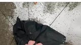 大风吹坏雨伞下雨撑伞喝饮料，惊呼太滑稽了