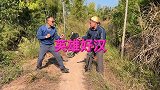 摩的大哥路见不平，拔刀相助