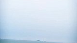 还是老大爷比较厉害，这个天站海里听着海浪呼啸运动