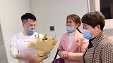 哪个是婆婆哪个是妈妈，产妇从产房出来，表现太真实了！