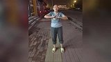 为给8岁患瘤儿子治病，妈妈剃光头直播跳舞赚医药费：儿子已去世