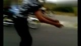 牛人把摩托当狗牵在公路上狂奔