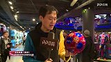 去看小狮子球衣前 记者偶遇梅西和巴萨球员签名足球