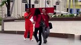 被恶搞是什么体验：路人街头转个头就惹出祸端，这下摊上事了