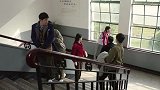 男子以为妹子去北京了一脸不开心 情敌刚好到场