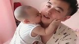 宝宝见到爸爸真亲啊，当妈的都有点妒忌了