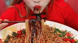 这小姐姐太拼了，一袋火鸡面料全都咽下去了