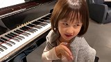 黄磊女儿多妹练琴间隙戏精上身模仿白骨精笑声很魔性