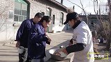 搞笑剧：食堂大妈可怜穷小子，收1元盛5元的饭，结局冷的心寒