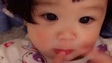 小宝贝咬手指的样子，实在是太可爱了