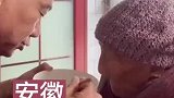 白发大叔喂百岁母亲吃饭，每一个细节就像照顾孩子一样