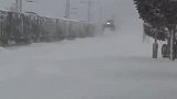 内蒙古通辽遭遇暴雪积雪深度破纪录实拍火车“破雪”前行
