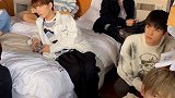 民宿只有最后一间房，大家今晚只好挤一挤了……
