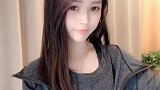 这小姐姐火了，网友这衣服的拉链也太好了吧